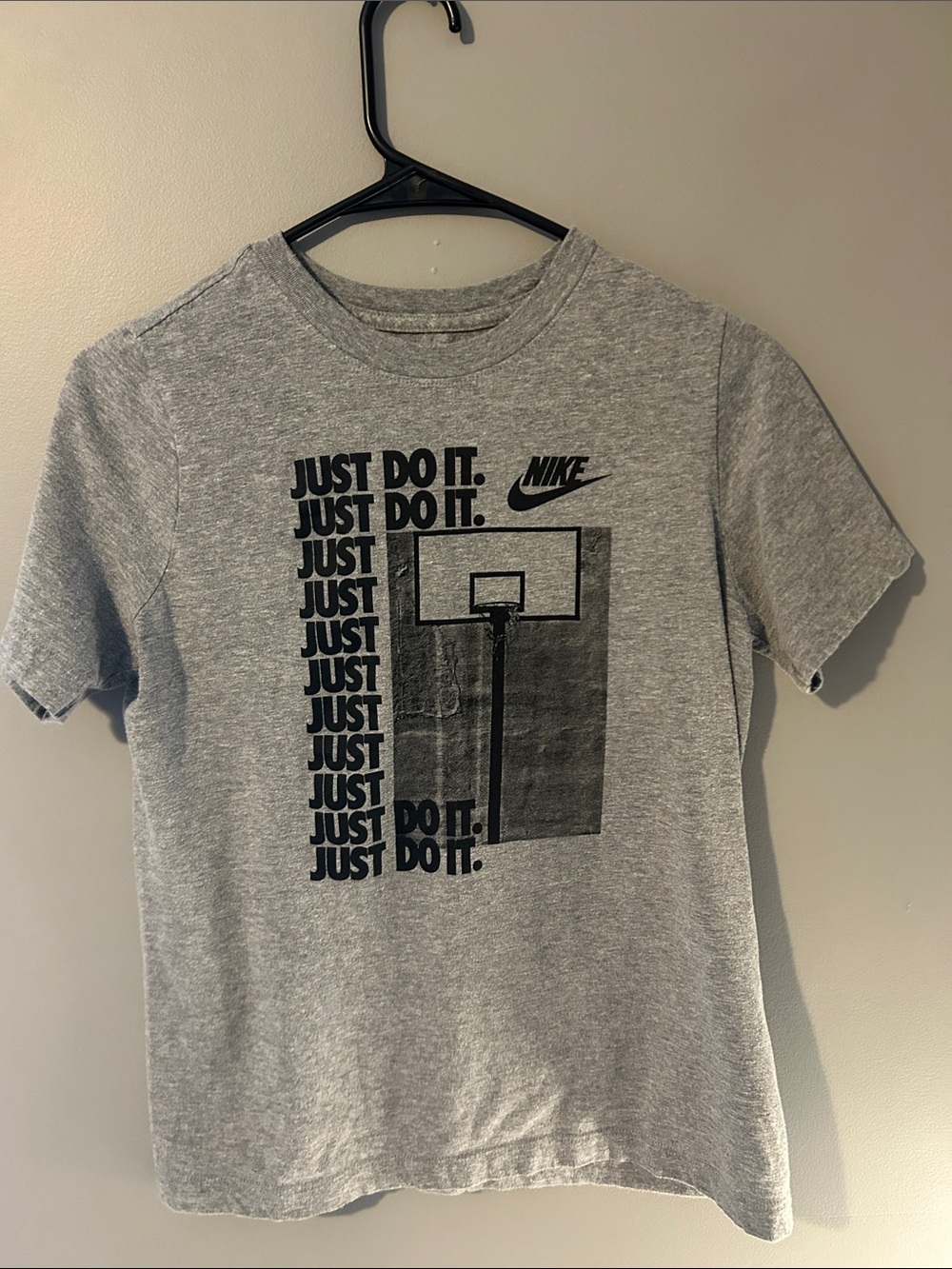 Nike Kids' Grey 'Just Do It' Basketball Graphic T-Shirt - Youth Large